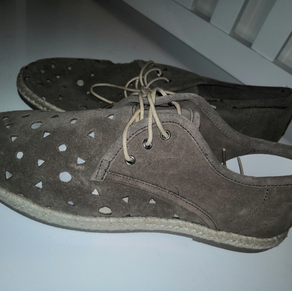 Women's flat shoes